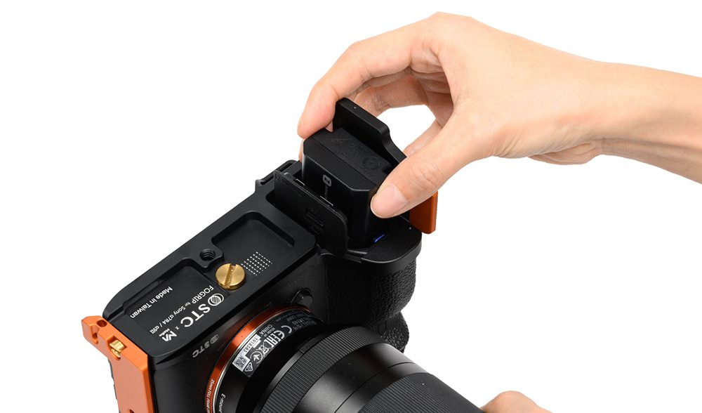 STC Fogrip Sony a7RIV battery access
