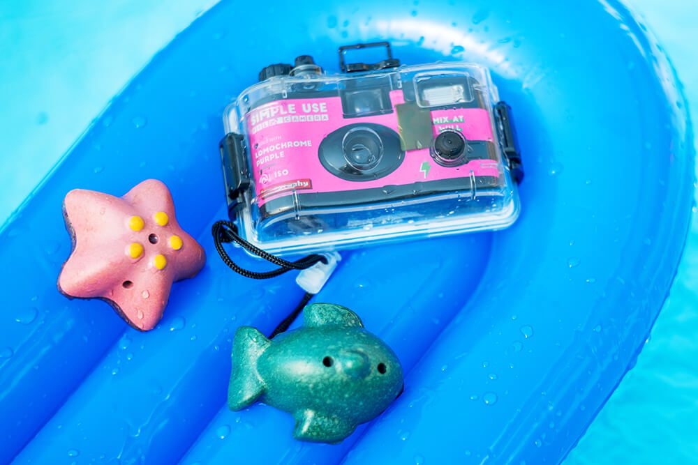 Lomography Underwater Case purple lifestyle 2