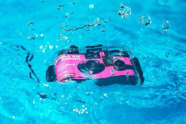 Lomography Underwater Case purple lifestyle 3